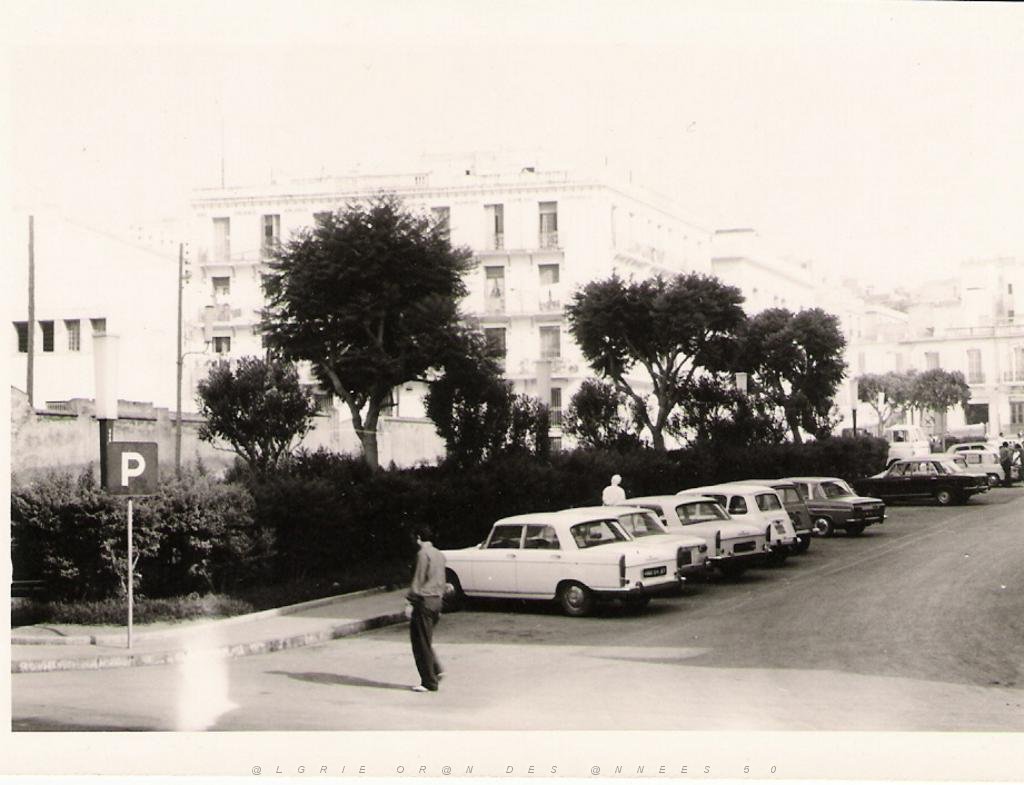 05 ORAN 1972 A GAUCHE MUR DU STADE DU CAID ET LE BATIMENT SUR LA RUE DE TRAKTIR.JPG